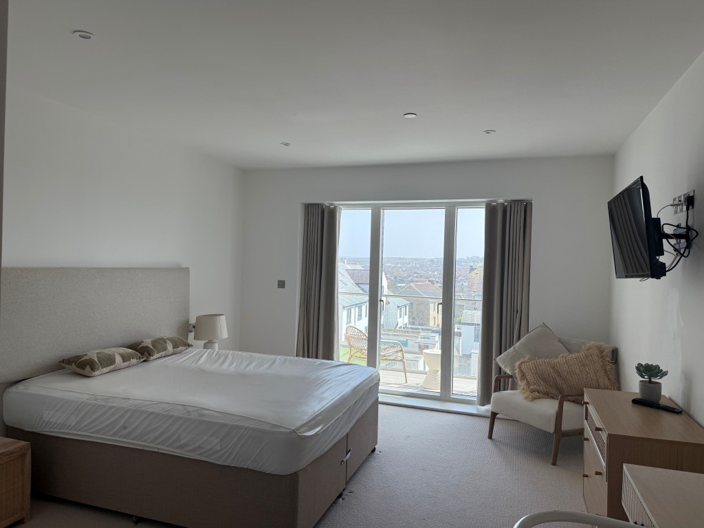 Lot: 132 - SPACIOUS TWO-BEDROOM APARTMENT WITH STUNNING SEA VIEWS AND PARKING - Master bedroom with balcony overlooking rear
